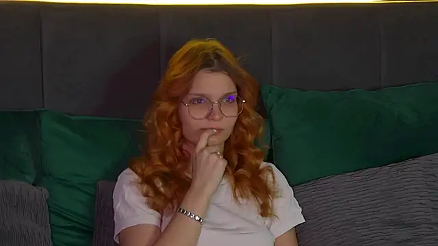 Snapshot of BellaMarebelle chatting on 09/25/25, 04:29 BellaMarebelle online show from 09/25/25, 04:29