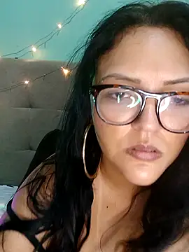 Snapshot of AuroraChest chatting on 11/26/25, 10:37 AuroraChest online show from 11/26/25, 10:37