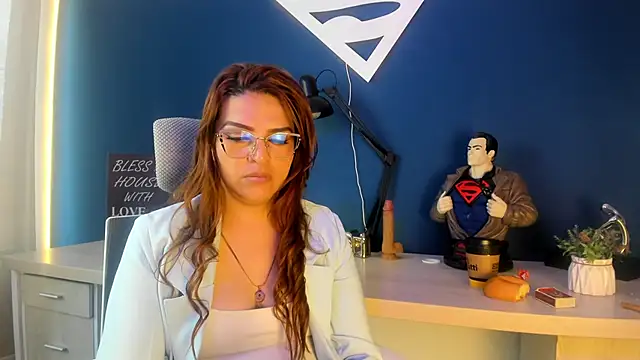 Snapshot of Skylar__Desire chatting on 10/17/25, 02:30 Skylar Desire online show from 10/17/25, 02:30