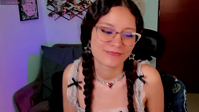 Snapshot of Krysten_Riter chatting on 11/26/25, 02:50 Krysten Riter online show from 11/26/25, 02:50