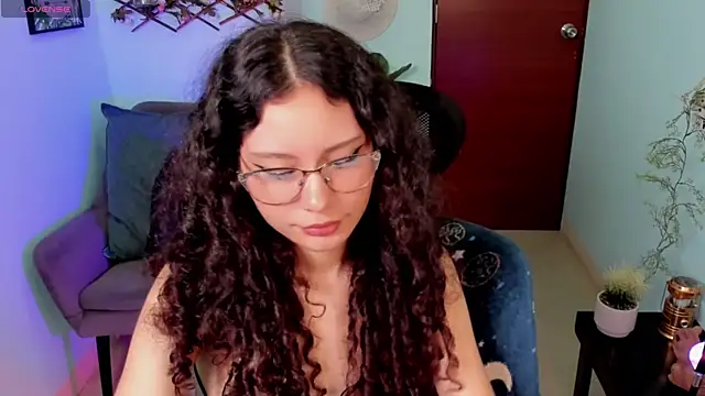 Snapshot of Krysten_Riter chatting on 11/29/25, 02:50 Krysten Riter online show from 11/29/25, 02:50