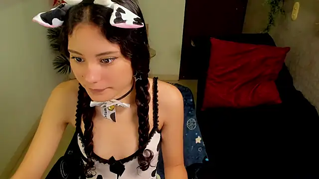 Snapshot of Krysten_Riter chatting on 10/09/25, 02:39 Krysten Riter online show from 10/09/25, 02:39