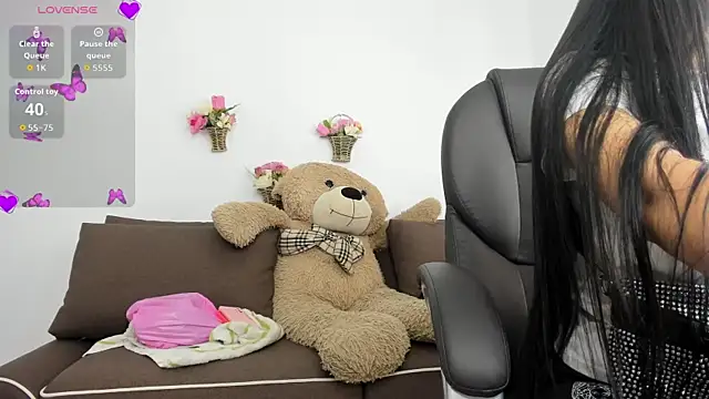 Zahra milks online show from 10/21/25, 01:43