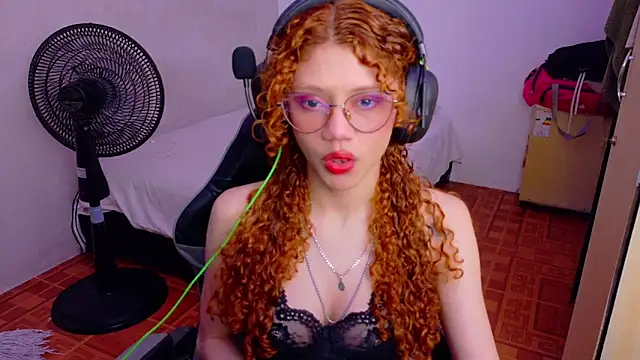 Snapshot of Birdie_0 chatting on 10/13/25, 01:56 Birdie 0 online show from 10/13/25, 01:56