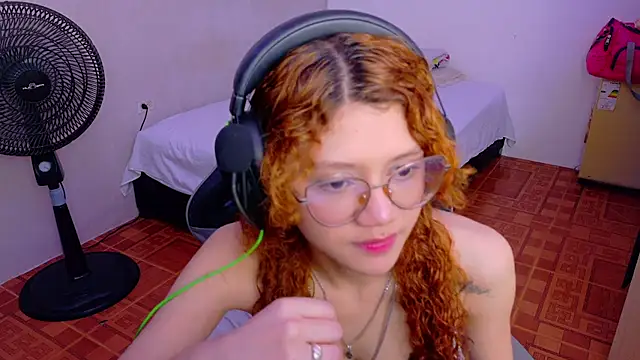 Snapshot of Birdie_0 chatting on 09/27/25, 01:17 Birdie 0 online show from 09/27/25, 01:17