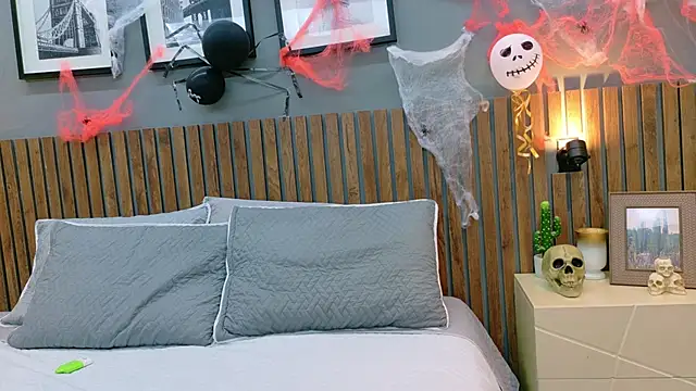 luna roja25 online show from 10/28/25, 02:27