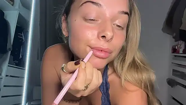 KayleeBella online show from 10/22/25, 08:30