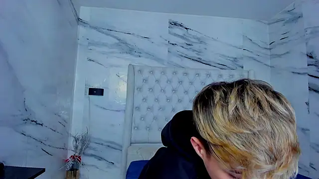 Ari and Storm online show from 11/11/25, 01:06