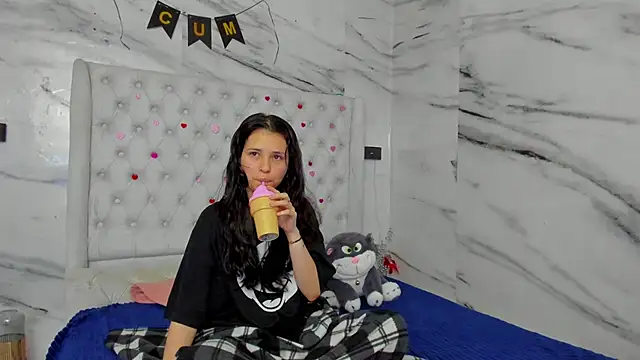 Ari and Storm online show from 05/03/26, 01:47