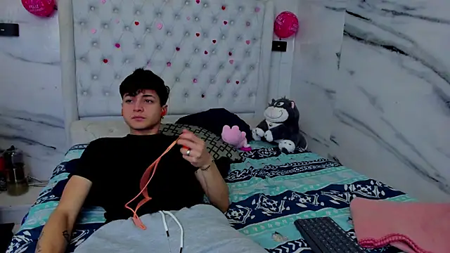 Ari and Storm online show from 04/02/26, 02:13