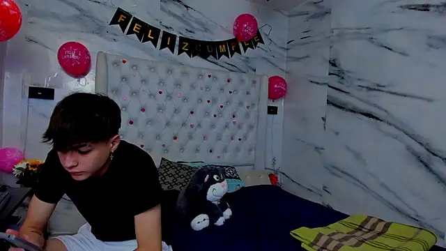 Snapshot of Ari_and_Storm chatting on 02/21/26, 02:52 Ari and Storm online show from 02/21/26, 02:52