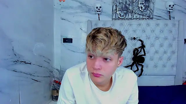 Ari and Storm online show from 11/01/25, 06:24