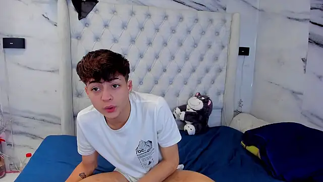 Snapshot of Ari_and_Storm chatting on 01/18/26, 03:59 Ari and Storm online show from 01/18/26, 03:59