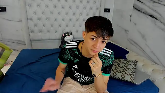 Snapshot of Ari_and_Storm chatting on 01/15/26, 05:16 Ari and Storm online show from 01/15/26, 05:16