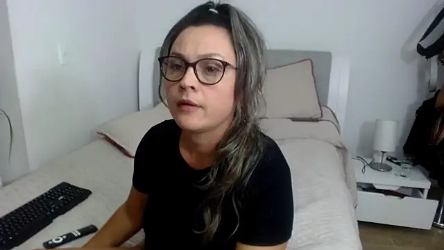 Snapshot of sophie_lopez1 chatting on 12/18/25, 04:17 sophie lopez1 online show from 12/18/25, 04:17