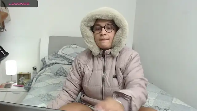 Snapshot of sophie_lopez1 chatting on 02/13/25, 04:22 sophie lopez1 online show from 02/13/25, 04:22