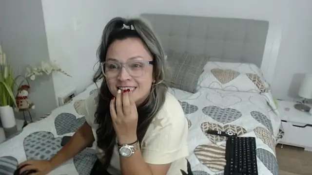 Snapshot of sophie_lopez1 chatting on 11/26/25, 11:27 sophie lopez1 online show from 11/26/25, 11:27