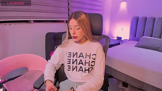 SkyThompson online show from 10/25/25, 04:33