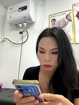 Baby-mmm online show from 10/31/25, 11:18