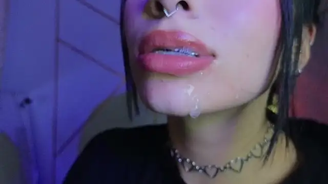 Snapshot of Hollyxx_ chatting on 10/17/25, 11:34 Hollyxx online show from 10/17/25, 11:34