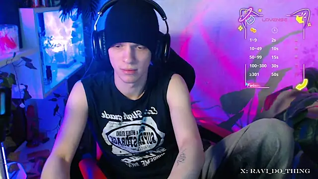 Snapshot of frozen_boy chatting on 10/29/25, 03:44 frozen boy online show from 10/29/25, 03:44