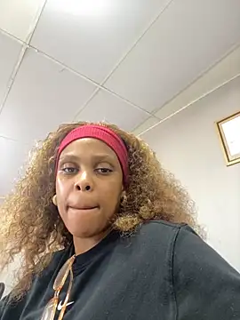 Snapshot of 031bubbles chatting on 10/10/25, 12:06 031bubbles online show from 10/10/25, 12:06