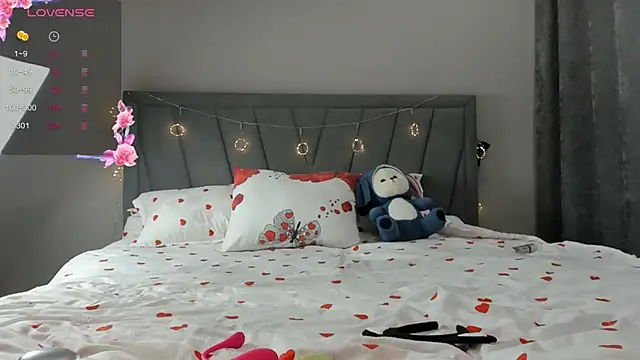 qimiiqo online show from 10/22/25, 04:23