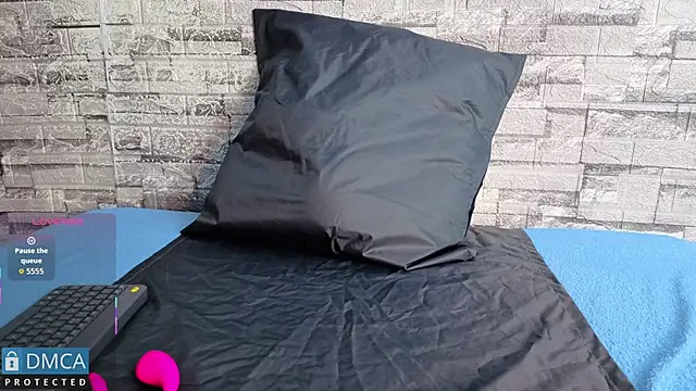 Kiara Zahiri   online show from 12/03/25, 11:09