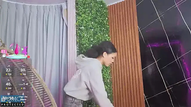 Kiara Zahiri   online show from 10/31/25, 11:07