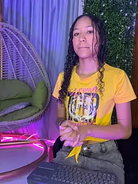 Snapshot of Kiara_Zahiri__ chatting on 09/16/25, 11:00 Kiara Zahiri online show from 09/16/25, 11:00