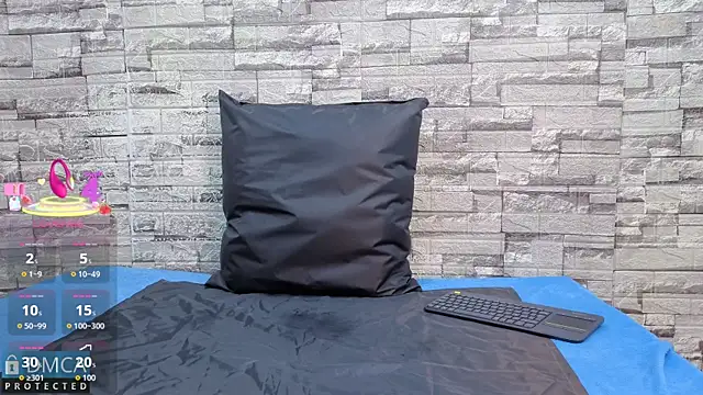 Kiara Zahiri   online show from 11/19/25, 10:59