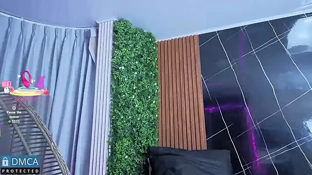 Kiara Zahiri   online show from 10/28/25, 10:47