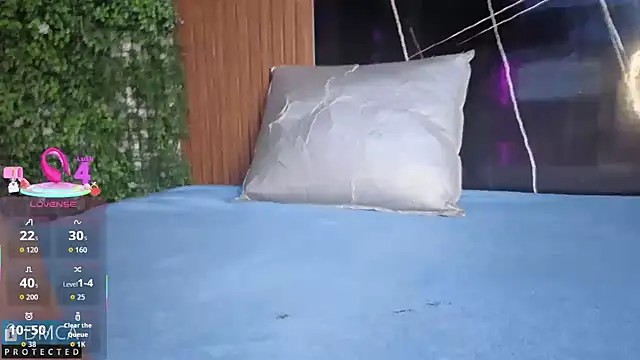 Kiara Zahiri   online show from 10/21/25, 10:58