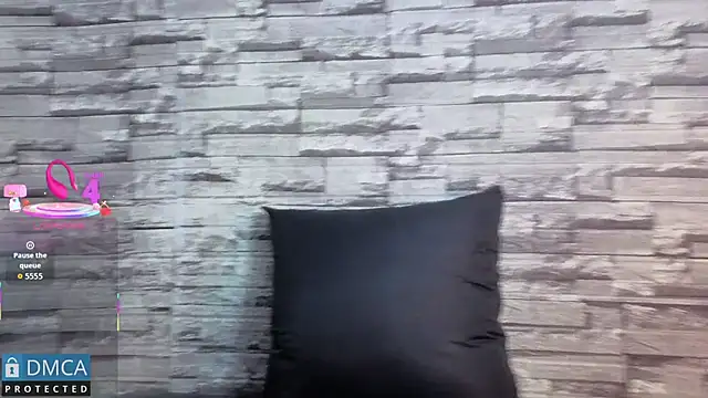 Kiara Zahiri   online show from 12/15/25, 10:54