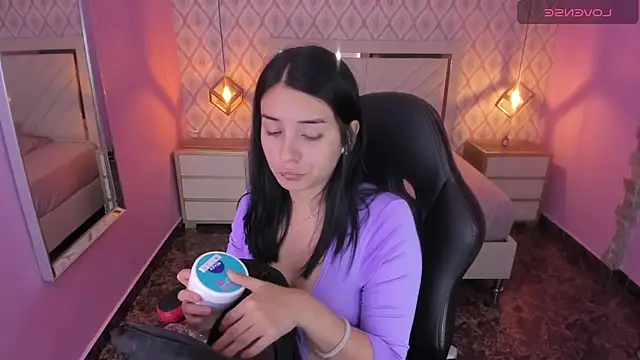 CHRISTY TEIGEN4 online show from 10/31/25, 07:32