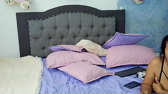 Nicolletorres2 online show from 11/25/25, 07:36