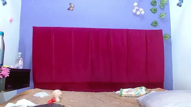 Snapshot of andrealopezcm101 chatting on 10/27/25, 11:44 andrealopezcm101 online show from 10/27/25, 11:44