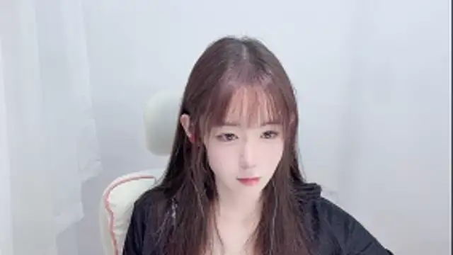 Xiao-runbao online show from 10/18/25, 01:35