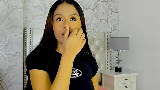 Snapshot of amara_rousse chatting on 11/28/25, 11:32 amara rousse online show from 11/28/25, 11:32