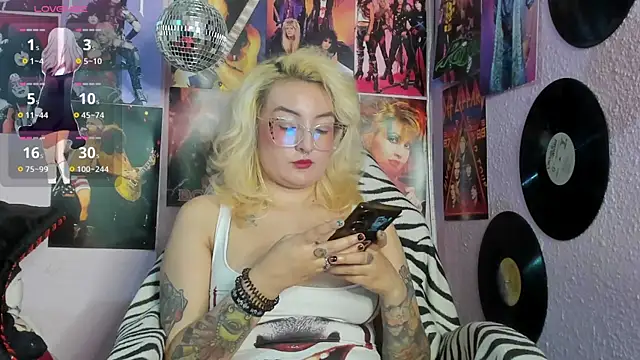 Avril Maria online show from 10/26/25, 10:32