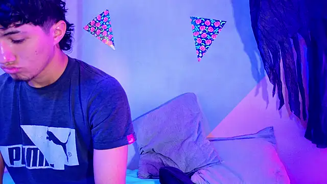 Snapshot of Laura_and_Kevin chatting on 10/26/25, 02:06 Laura and Kevin online show from 10/26/25, 02:06