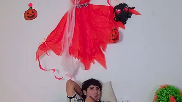 Snapshot of Laura_and_Kevin chatting on 10/18/25, 02:41 Laura and Kevin online show from 10/18/25, 02:41