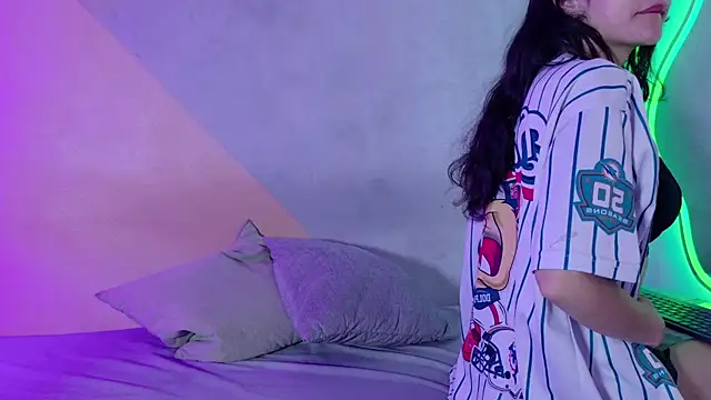 Snapshot of Laura_and_Kevin chatting on 09/18/25, 02:31 Laura and Kevin online show from 09/18/25, 02:31