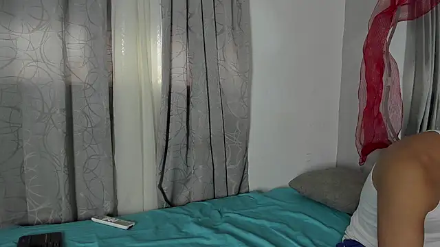 Snapshot of Laura_and_Kevin chatting on 12/04/25, 09:36 Laura and Kevin online show from 12/04/25, 09:36