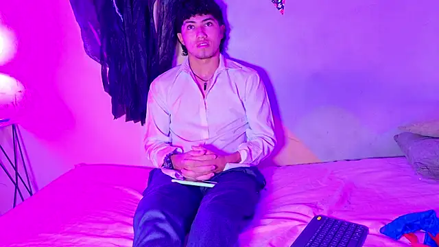 Snapshot of Laura_and_Kevin chatting on 10/31/25, 01:30 Laura and Kevin online show from 10/31/25, 01:30