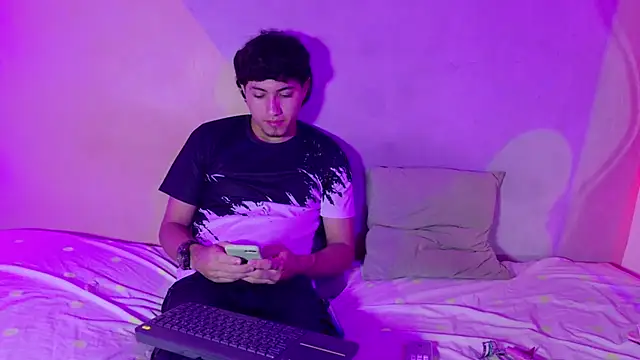 Snapshot of Laura_and_Kevin chatting on 09/22/25, 02:34 Laura and Kevin online show from 09/22/25, 02:34