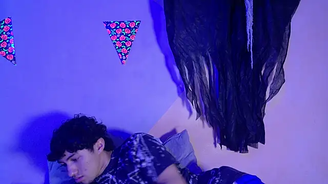 Snapshot of Laura_and_Kevin chatting on 10/11/25, 02:18 Laura and Kevin online show from 10/11/25, 02:18