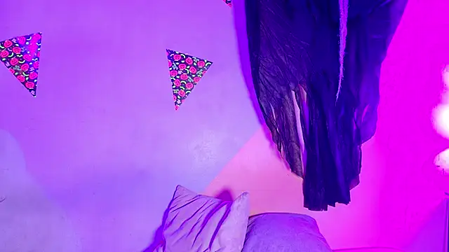 Snapshot of Laura_and_Kevin chatting on 10/30/25, 01:31 Laura and Kevin online show from 10/30/25, 01:31