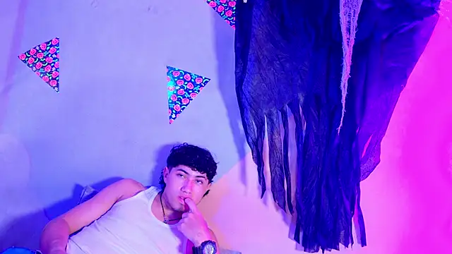 Snapshot of Laura_and_Kevin chatting on 10/25/25, 01:45 Laura and Kevin online show from 10/25/25, 01:45