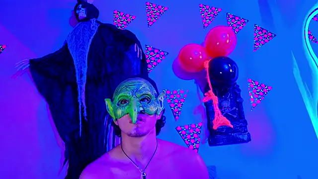 Snapshot of Laura_and_Kevin chatting on 10/05/25, 02:30 Laura and Kevin online show from 10/05/25, 02:30